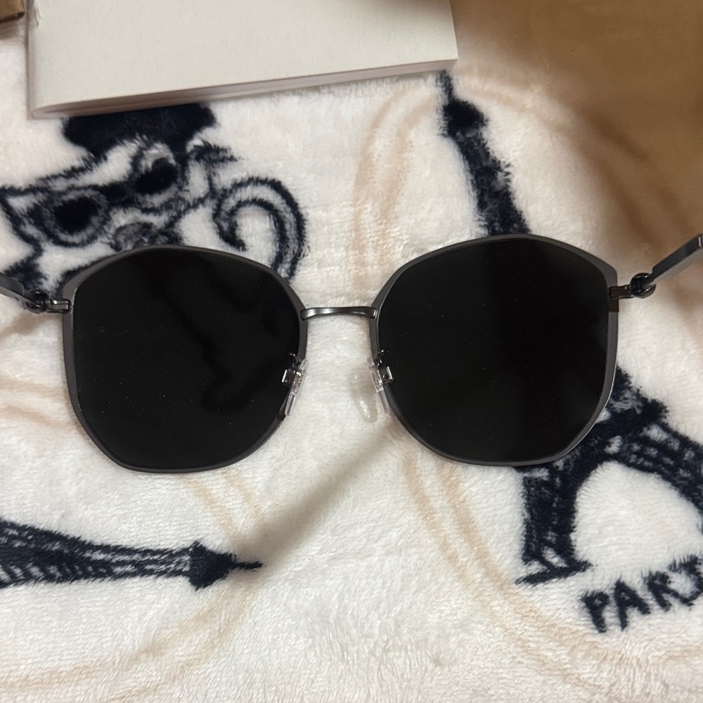 NWT Burberry Dark Gray & Black Round Sunglasses - Picture 8 of 9